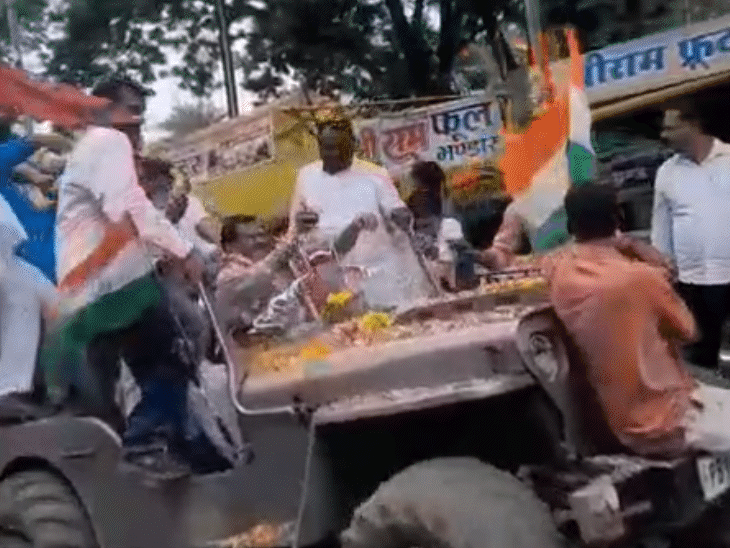देवास के कांटाफोड़ में तिरंगा यात्रा के दौरान कांग्रेस नेता जीप से गिर गए।