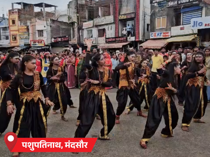 पारंपरिक वेशभूषा में युवतियां सवारी में नृत्य की प्रस्तुति दे रही हैं।