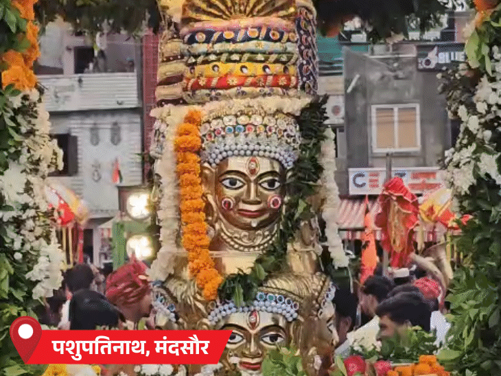 भगवान पशुपतिनाथ रजत प्रतिमा के रूप में पालकी पर नगर भ्रमण कर रहे हैं।