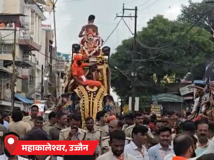 महाकाल की राजसी सवारी में मनमहेश हाथी पर सवार हैं।