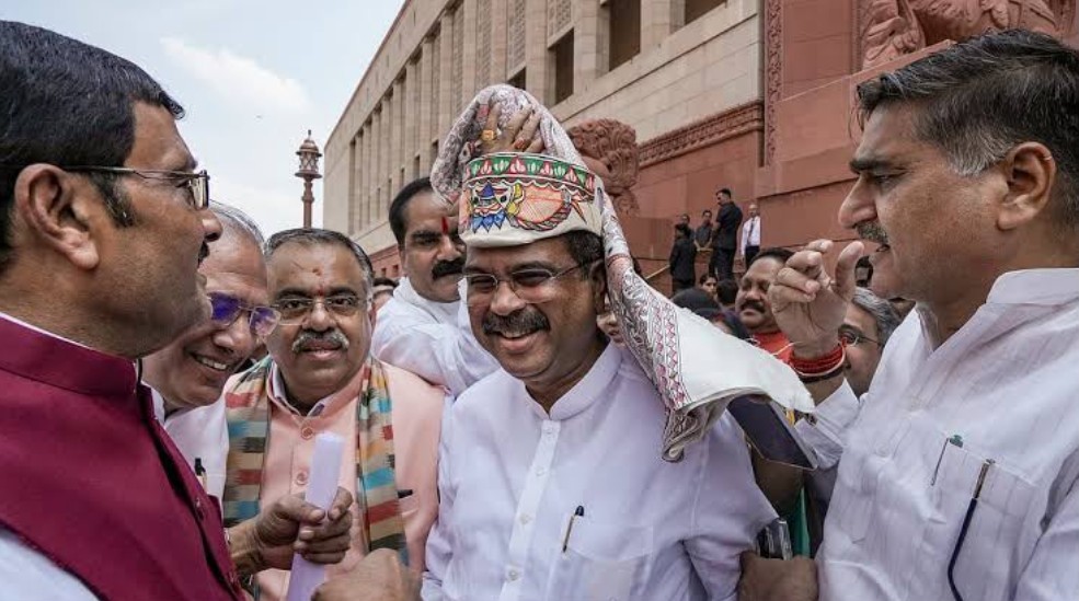 इस्तीफा देने के बाद जब धर्मेंद्र प्रधान संसद पहुंचे तो बीजेपी नेताओं ने उनके नाम के नारे लगाए और शॉल पहनाकर स्वागत किया था।