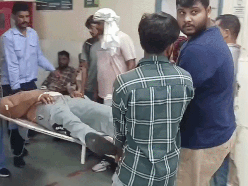 घायल युवकों को अस्पताल से एंबुलेंस में ले जाते परिजन