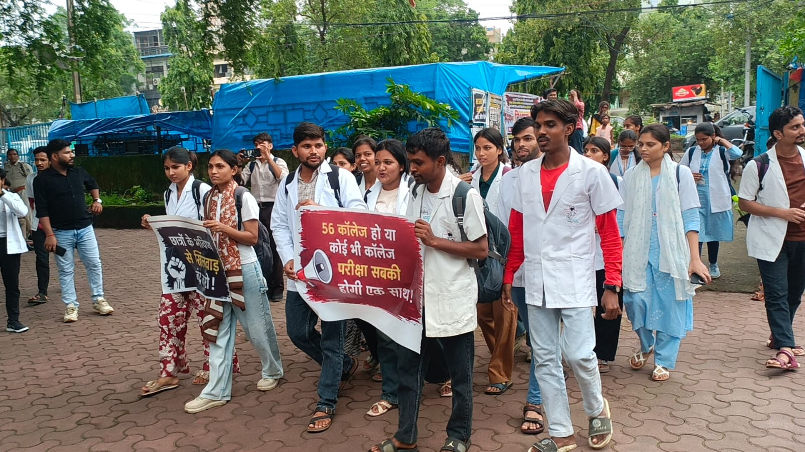 हाथों में पोस्टर्स लेकर पहुंचे छात्र।
