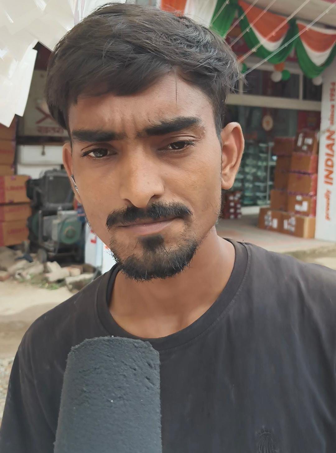 गुलमंद ने बताया कि इसके अलावा चंदन की खुशबू वाली राखी भी लोगों को खूब पसंद आ रही।