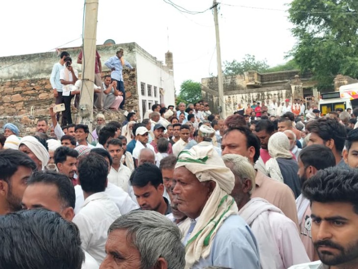 अंतिम यात्रा में शामिल होने के लिए जवान के गांव में बड़ी संख्या में लोग पहुंचे।