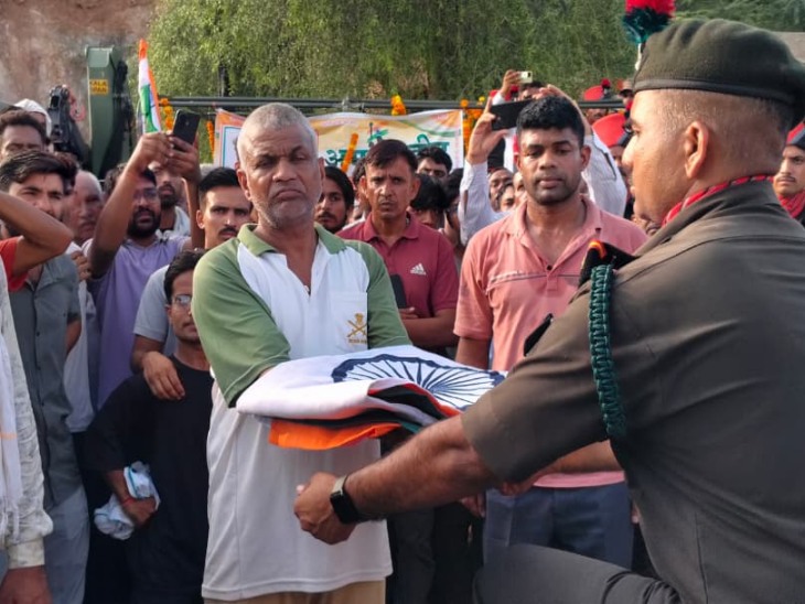 सेना के जवानों ने पिता शंभु दयाल को तिरंगा सौंपा।