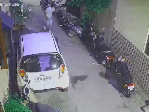 CCTV में कैद मकान मालिक के घर पर हमला करने पहुंचे युवक।