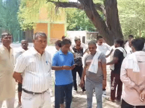 PGI में पोस्टमॉर्टम हाउस के बाहर मौजूद चेतना के परिवार के लोग।