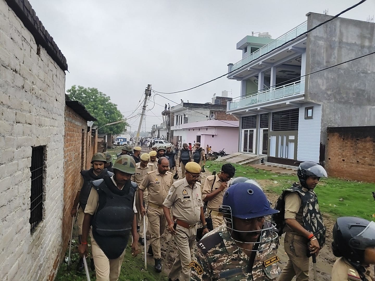 3 थानों की फोर्स, पीएसी के साथ नगर निगम के सुरक्षाकर्मी भी साथ रहे।