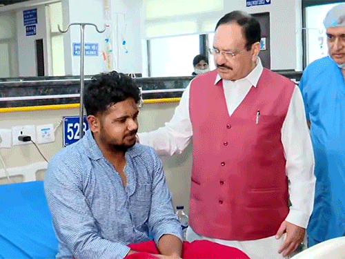 केंद्रीय मंत्री जेपी नड्डा पुलिस कार्रवाई में घायल छात्रों से अस्पताल में मिले थे।