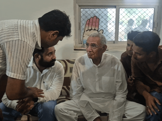 झुंझुनूं सांसद बृजेंद्र सिंह ओला मान नगर स्थित अपने कार्यालय पहुंचे।