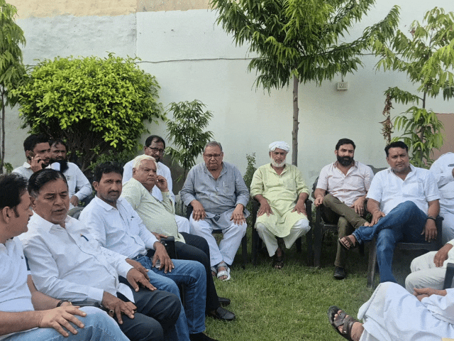 सांसद के कार्यालय पहुंचते ही वहां कांग्रेस पार्टी के कार्यकर्ताओं, निवर्तमान पार्षदों और टिकटार्थियों का भारी जमावड़ा लग गया।