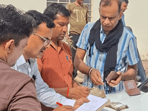 एसीबी टीम ने आरोपियों से रिश्वत के रुपए बरामद कर लिए।