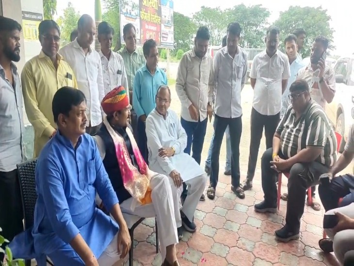 कार्यकर्ताओं के साथ बातचीत करते हुए नवनियुक्त बीजेपी के राष्ट्रीय महामंत्री गजेन्द्र पटेल ।