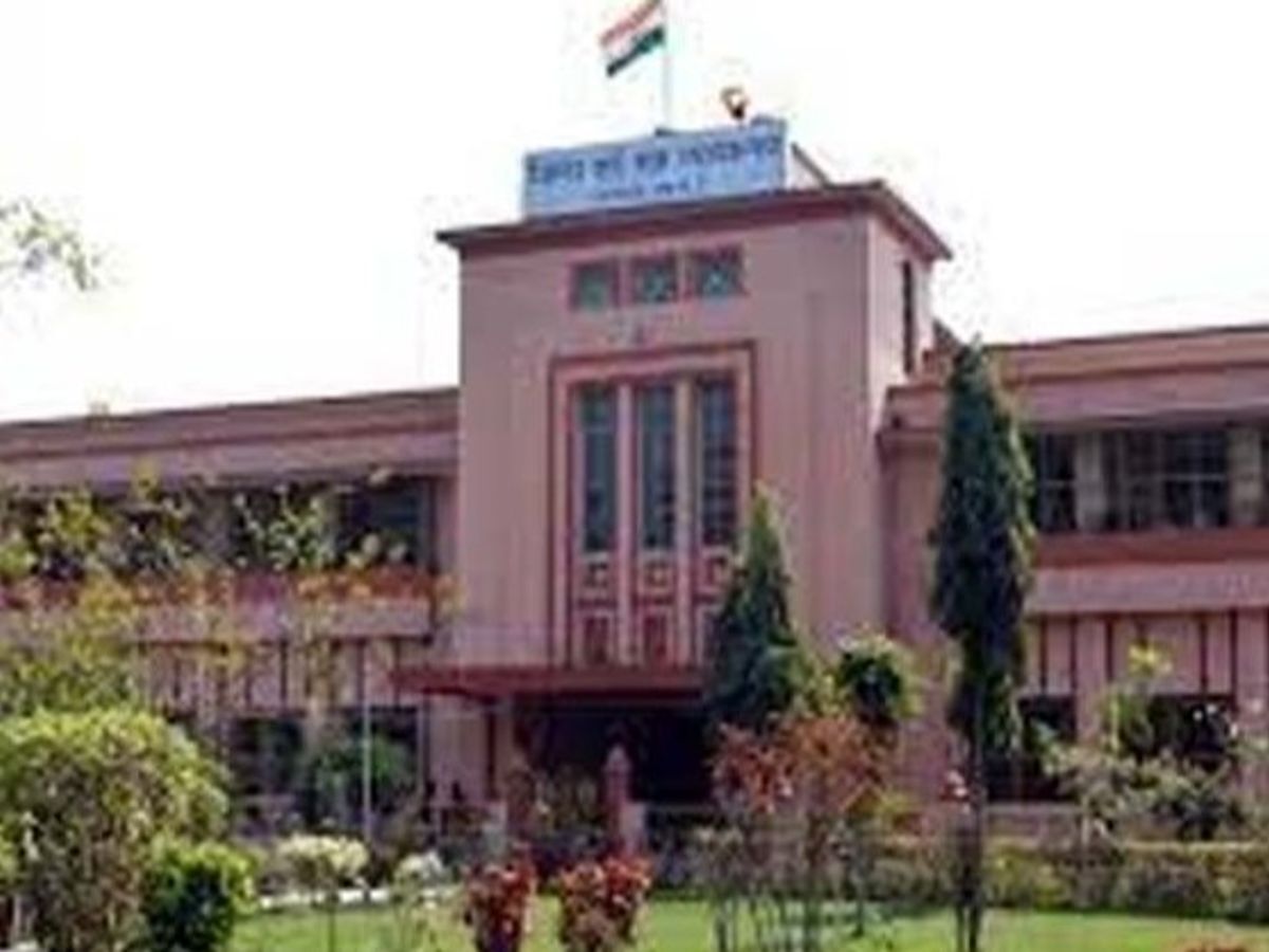 दोनों ने पीड़िता के साथ मारपीट कर उसे जबरन गर्भपात की दवा खिला दी।