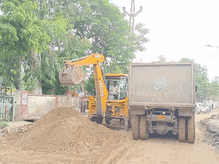 सर्विस रोड का काम तेजी से किया जा रहा है। जेसीबी से खुदाई की जा रही है।