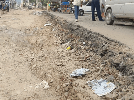 रोड को 2.5 से 5.5 फीट तक खोदा जा रहा।
