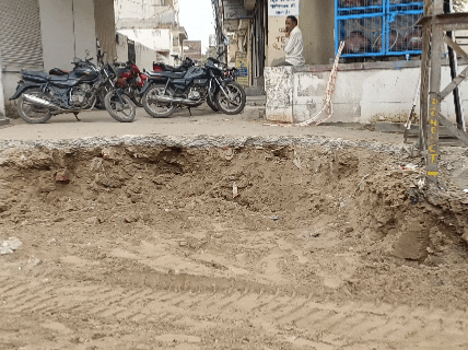 ओवरब्रिज के दोनों साइड 9-9 मीटर की सर्विस रोड बन रही है।