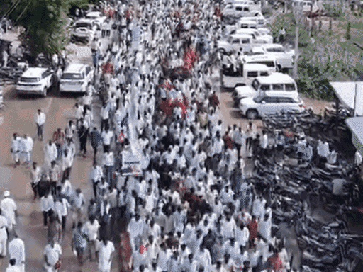 हत्याकांड का खुलासा न होने पर 12 अगस्त को हजारों लोगों ने नंगे पैर रैली निकाली।
