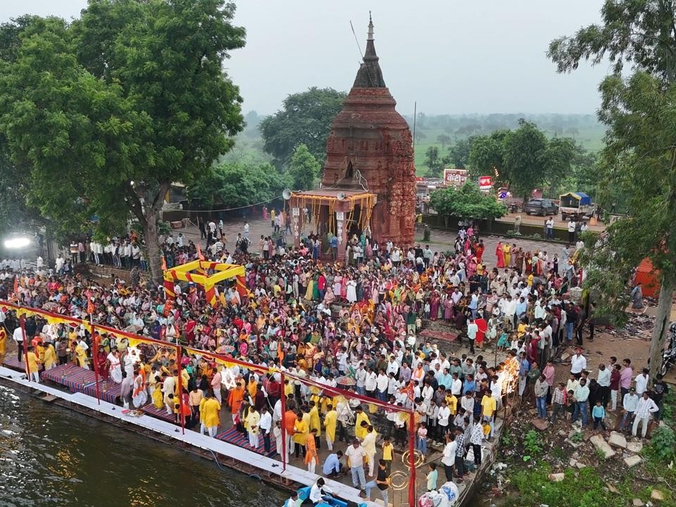 महाआरती के बाद हजारों श्रद्धालुओं को प्रसादी वितरित - Dainik Bhaskar