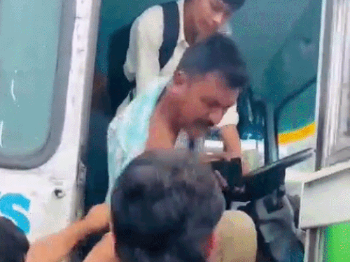 एक युवक के हाथ में चाबी भी नजर आ रही है।