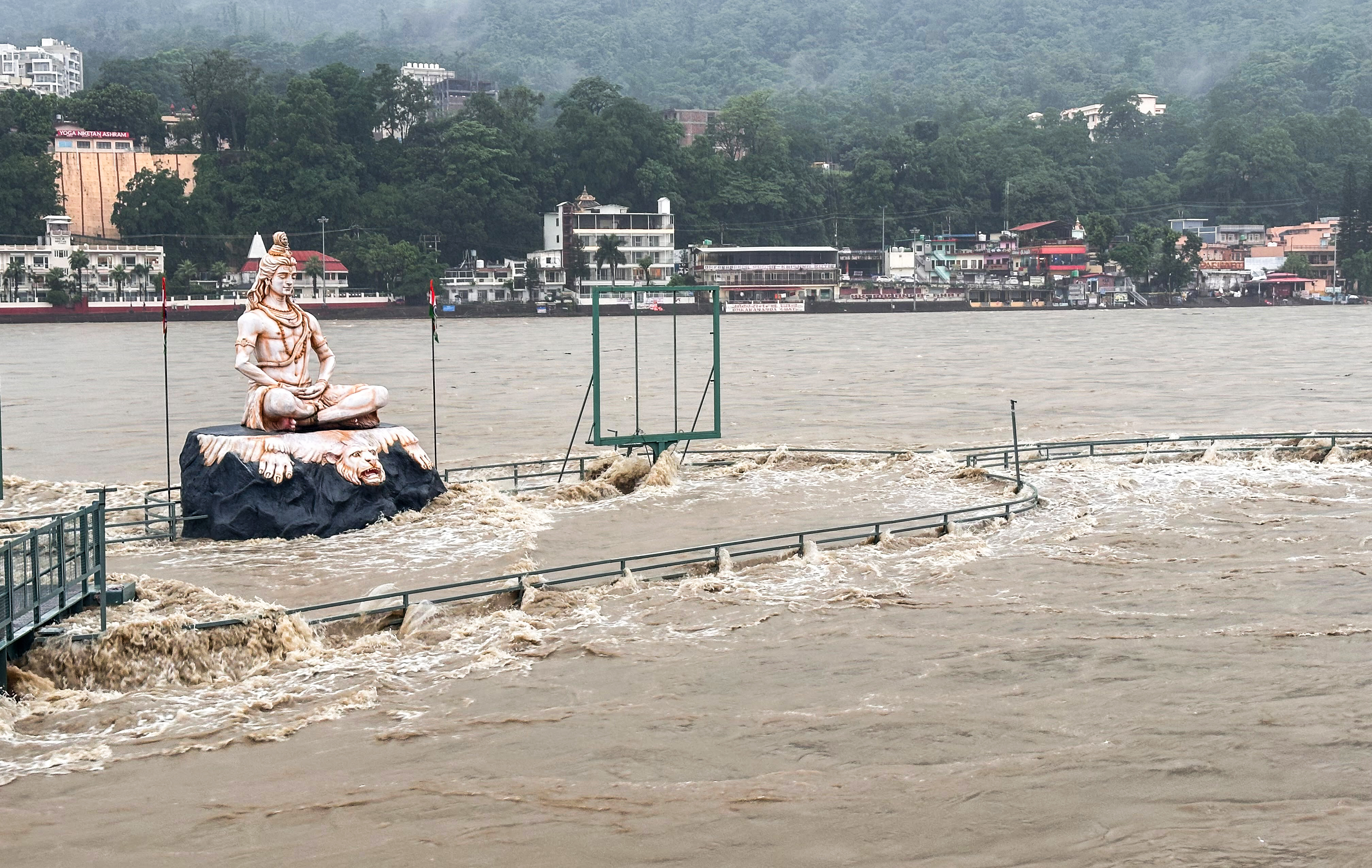 उत्तराखंड के ऋषिकेश में लगातार भारी बारिश के कारण गंगा का जलस्तर बढ़ने से परमार्थ निकेतन घाट डूब गया।