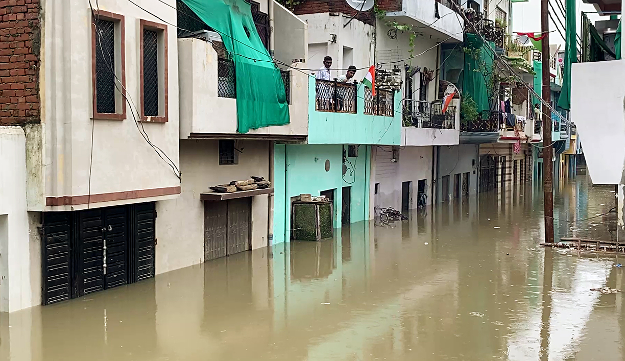 उत्तर प्रदेश के प्रयागराज के गौस नगर में भारी बारिश के बाद रिहायशी इलाकों में पानी भर गया है।