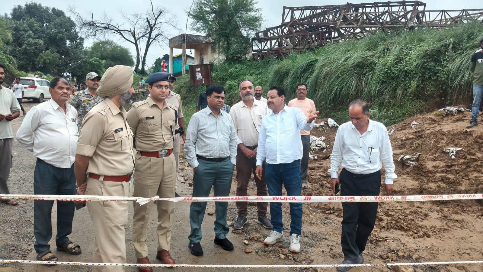 कलेक्टर-एसपी ने बाढ़ प्रभावित इलाकों का किया दौरा