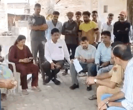 सूचना मिलने के बाद तहसीलदार सहित प्रशासनिक अधिकारी मौके पर पहुंचे