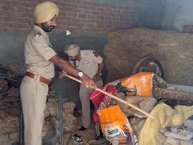 संदिग्ध लोगों के घरों पर सर्च करते पुलिस कर्मचारी