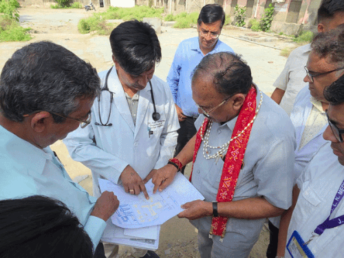 वासुदेव देवनानी अफसरों के साथ चर्चा करते हुए।