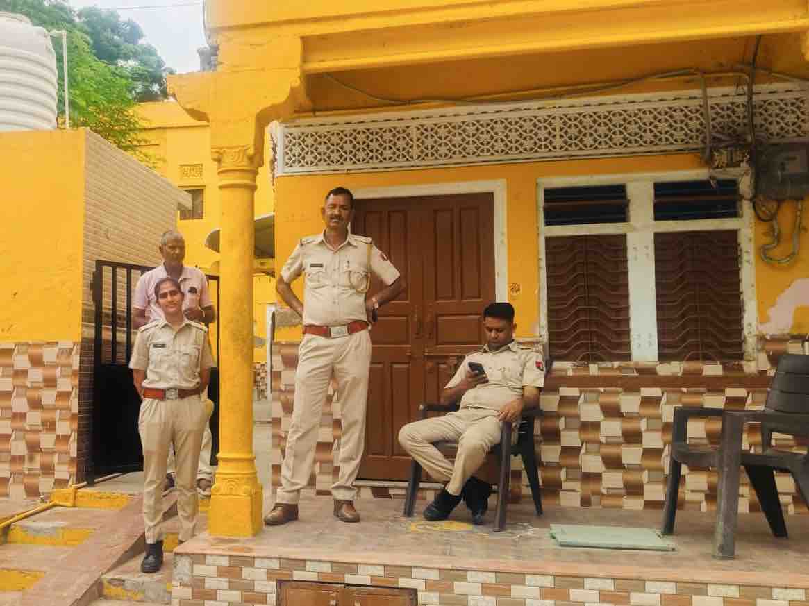 सीए विनय जोशी के घर के बाहर पुलिस का जाब्ता तैनात है।