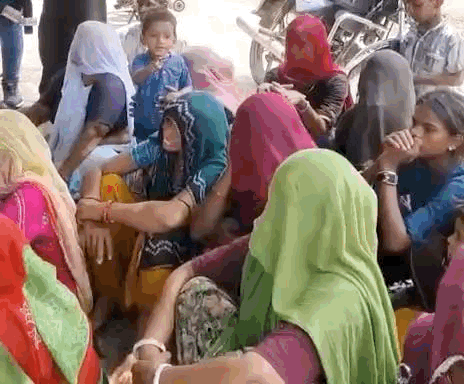 ग्रामीणों ने समाधान नहीं होने पर कलेक्ट्रेट पर धरने की चेतावनी दी है।