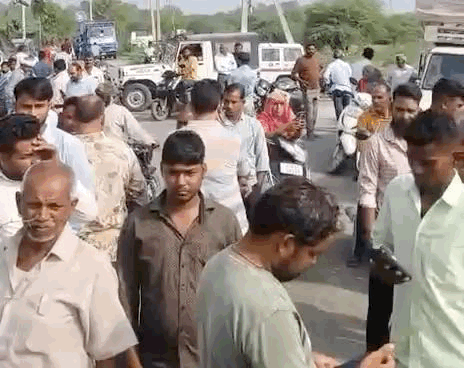 मौके पर सड़क के दोनों और गाड़ियों बकी लाइन लग गई