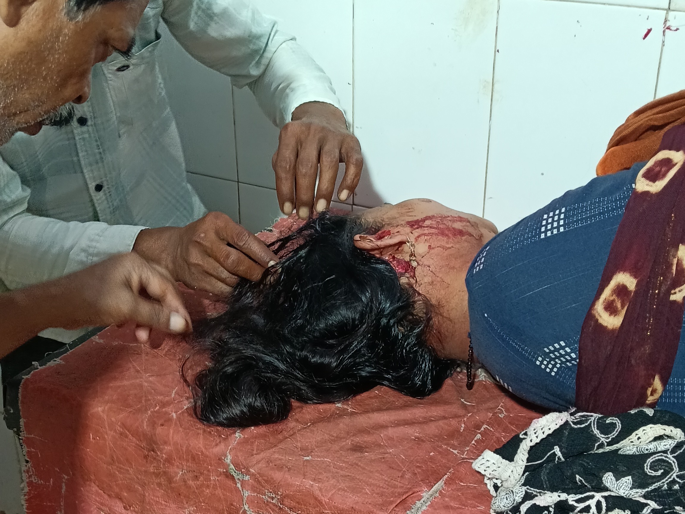 पानी भरने के विवाद में भाभी गंभीर, जिला अस्पताल रेफर|तालबेहट,Talbehat - Dainik Bhaskar