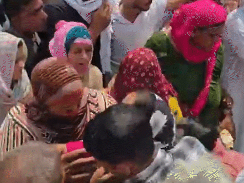 जीवन कुंडू का शव देखकर पत्नी रमन बेहोश हो गई, अंतिम संस्कार की रस्में निभाते ग्रामीण।