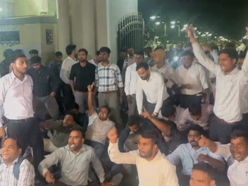 फैसला आने के बाद JSSC-CGL पास उम्मीदवार सचिवालय गेट पर बैठ गए।