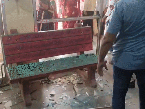 अस्पताल में हंगामे के दौरान कांच का गेट तोड़ दिया।