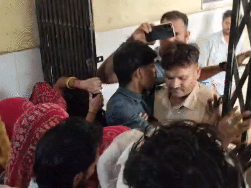 ग्रामीण गेट खोलकर डॉक्टर के ऑफिस की ओर बढ़ गए।