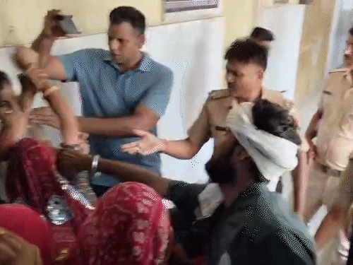 महिलाएं पुलिस को धक्का देती हुईं अस्पताल में घुस गईं।