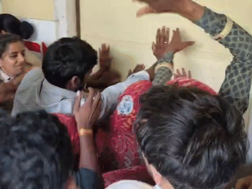 डॉक्टर के ऑफिस में घुसने पर पुलिस ने गेट को अंदर से बंद कर दिया।
