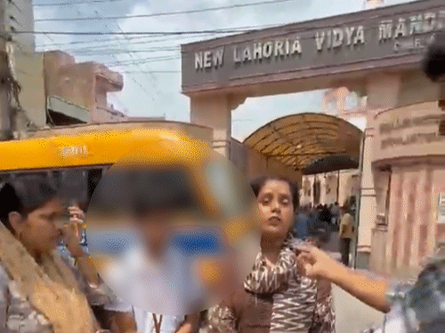 लाहौरिया स्कूल के सामने खड़े होकर अपनी बात रखते छात्र और उसके परिजन। - Dainik Bhaskar