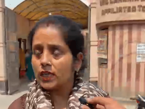 शांति नगर निवासी कमलेश सैनी अपनी बात रखते हुए।