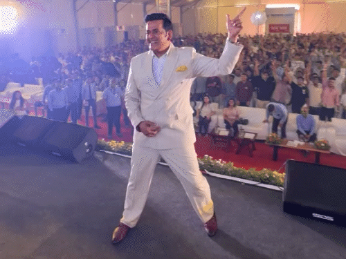 Actor Ravi Kishan danced to the Rajasthani song Gauri Nache at the request of students.
