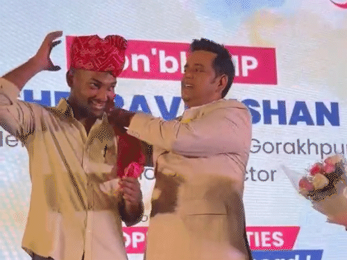 Ravi Kishan was presented with a 'safa' (turban) by the Student Council, but Ravi Kishan put the same 'safa' on a student.