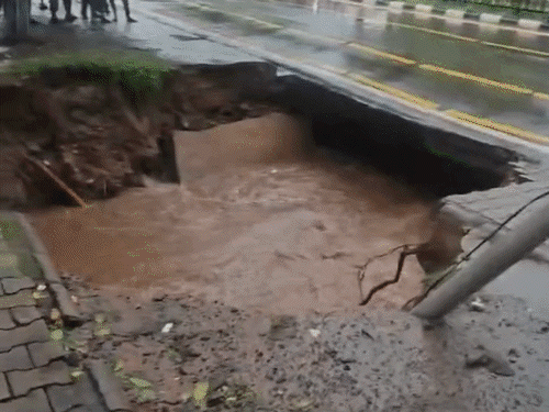 चंडीगढ़ में बारिश से धंसी सड़क और मोहाली के नया गांव में फंसा बाइक सवार।
