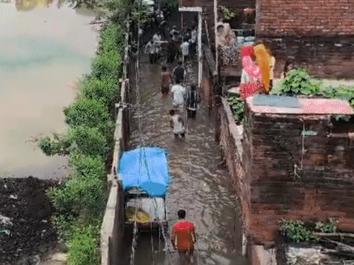 बारिश में गृहस्थी बर्बाद; लोग बोले- 3 दिन से चूल्हा नहीं जला, लाई-चना खा रहे|प्रयागराज (इलाहाबाद),Prayagraj (Allahabad) - Dainik Bhaskar