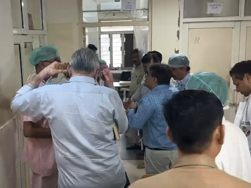 ड्रग कंट्रोलर ने भी ऑपरेशन थिएटर से सैंपल जुटाए हैं।
