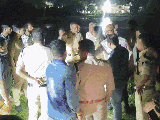 पुलिस की टीम देर रात मौके पर पहुंची थी।