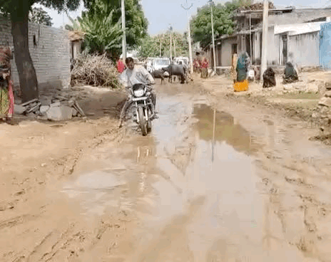 इसी मुख्य सड़क से ग्रामीणों का आना-जाना लगा रहता है।